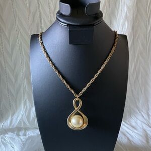Gold tone twisted faux pearl pendant with spring clasp necklace